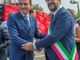 Stretta di mano tra il presidente della Regione Alberto Cirio e il sindaco di Saluzzo Mauro Calderoni