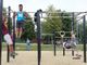 Saluzzo, parco Tapparelli, i calestenici saluzzesi si esibiscono sulla nuova struttura street workout