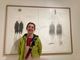 Chiara Mezzalama con il quadro di Eugenio Tellez dedicato a sacco e Vanzetti