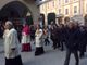 Grande accoglienza a Cuneo per il nuovo vescovo: l'abbraccio della città in via Roma