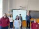 Sofia Alessia e Licia con il Preside e le insegnanti che hanno seguito il progetto