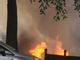 L'auto incendiata e, sotto, l'intervento dei Vigili del Fuoco