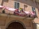 Balconi in rosa a Cherasco, aspettando il Giro d'Italia