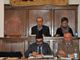 Paolo Battisti (in alto al centro) sullo scranno del presidente del Consiglio comunale