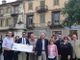 Saluzzo, foto di gruppo davanti al monumento di Silvo Pellico con il simbolico assegno della cifra che contribuirà alla sua pulizia