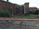 L'edificio parzialmente crollato nel centro storico di Cervere