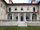 La facciata interna di Palazzo Re Rebaudengo, in piazza del Municipio a Guarene