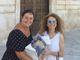 Enrica di Ielsi consegna le trecce a Rosa Giampetruzzi dell'associazione "Un angelo per capello"