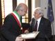Il momento della consegna della pergamena da parte del sindaco Marello a Giovanni Bressano