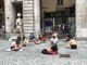 Sit-in degli studenti davanti al municipio: “Le norme vanno rispettate ma vogliamo tornare a scuola in presenza”