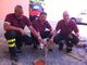 I Vigili del Fuoco con la cagnolina recuperata