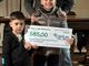 Bambini dell'asilo San Giuseppe, con l'organizzatore Damilano ritirano il contributo del Fitwalking del cuore