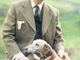James Herriot , veterinario e scrittore scozzese che molto ha amato gli animali, in compagnia del suo cane