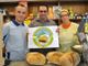 Federico, Cristiano e Debora, il team della "Panetteria Martellotto", mostrano il marchio De.Co di cui si fregiano le loro "campere" Federico, Cristiano e Debora, il team della "Panetteria Martellotto", mostrano il marchio De.Co di cui si fregiano le loro "campere"