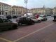 Vetture parcheggiate sull'area sosta dei taxi: succede a Cuneo, in piazza Galimberti Vetture parcheggiate sull'area sosta dei taxi: succede a Cuneo, in piazza Galimberti