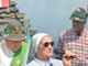 Suo Annunziata Fruttero in mezzo ai suoi amati alpini, lo scorso luglio, al "Trincerone" di Pian Munè (© targatocn)