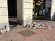 Sacco della plastica divelto e rifiuti sparsi sul marciapiede di piazza Galimberti Sacco della plastica divelto e rifiuti sparsi sul marciapiede di piazza Galimberti