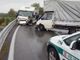 Frontale tra un camper e un furgone con tamponamento: traffico bloccato per due ore