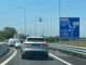 Scontro auto-moto a Roddi all'imbocco dell'A33: centauro in ospedale in codice rosso