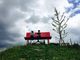 Panchina gigante in Langa. Foto presa dalla pagina facebook 'Big Bench Community Project'