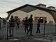 Manifestazione non autorizzata degli stagionali di Saluzzo, in 150 diretti al Comune: chiedono un tetto dopo ore all'addiaccio sotto la pioggia (VIDEO)
