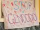 Striscione &quot;Stop al genocidio&quot; sulla facciata del liceo di Cuneo: professore lo rimuove e lo butta