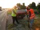 Comune e volontari sfalciano l'erba sulla provinciale di Genola