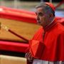 Conclave, il passo indietro di Becciu: &quot;Obbedisco al Papa, non entrerò&quot;