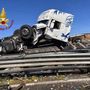 Sardegna, tir si ribalta su Statale 131: morto camionista 48enne