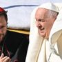 Il cardinale Giorgio Marengo con Bergoglio durante il viaggio del papa in Mongolia del settembre 2023 (foto Afp per Vatican News)