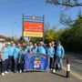 I giocatori dell'Over 50 Football Club Provincia Granda con la bandiera della Provincia per le strade di Manchester
