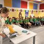 Alcuni momenti dell’istruttivo incontro alla scuola “Rodari” con i bambini intenti a seguire la singolare “lezione” di cucina