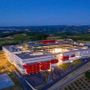 Un'immagine notturna del nuovo ospedale