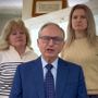 Mario Roggero con la moglie Mariangela e una delle figlia durante uno dei suoi recenti appelli via social Mario Roggero con la moglie Mariangela e una delle figlia durante uno dei suoi recenti appelli via social