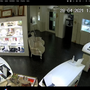 Un momento della rapina alla gioielleria di Mario Roggero Un momento della rapina alla gioielleria di Mario Roggero