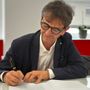 Il presidente Di Caro firma i documenti necessari al subentro