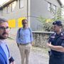Il sindaco Gatto, qui col suo assessore Davide Tibaldi e il comandante della Compagnia Carabinieri, capitano Giuseppe Santoro, dopo lo sgombero della palazzina prospiciente alla stazione ferroviaria