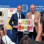 Nella foto, il ministro Urso insieme a Marco Brambilla, responsabile Comunicazione Corporate di Ferrero Italia. In basso insieme anche a Fausta Bergamotto, rappresentati di Poste Italiane e dell’Istituto Poligrafico e Zecca dello Stato Nella foto, il ministro Urso insieme a Marco Brambilla, responsabile Comunicazione Corporate di Ferrero Italia. In basso insieme anche a Fausta Bergamotto, rappresentati di Poste Italiane e dell’Istituto Poligrafico e Zecca dello Stato