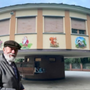 Michele Beltramone davanti alla sua "casa che gira"