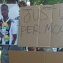Un'immagine della protesta tenuta a Saluzzo dopo la morta di Moussa Dembelé (dalla pagina Facebook "Enough is Enough - braccianti in lotta Saluzzo" Un'immagine della protesta tenuta a Saluzzo dopo la morta di Moussa Dembelé (dalla pagina Facebook "Enough is Enough - braccianti in lotta Saluzzo"