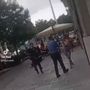 Urla e si scaglia contri i carabinieri che usano il taser in corso Giolitti a Cuneo: il video diventa un caso politico [VIDEO]