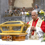 Leone XIV davanti alle reliquie del Santo di Ippona, a Pavia (Foto Vatican Media) Leone XIV davanti alle reliquie del Santo di Ippona, a Pavia (Foto Vatican Media)