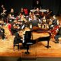 Il pianista Christian Pastorino con l'Orchestra Alba Filarmonica (Credit photo Mauro Ravera)