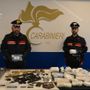 Asti, blitz dei Carabinieri: arrestato un 47enne. Sequestrati 22 kg di cocaina e un arsenale di armi illegali [VIDEO]