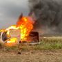 Il mezzo in fiamme dopo l'incidente