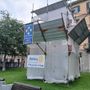 Il ponteggio intorno alla statua di Silvio Pellico, per il restauro finanziato dal Rotary Saluzzo