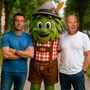 Render fotografico della mascotte dell’Oktoberfest Cuneo “Luppolo” con Roberto Falco e Massimo Mogna della Sidevents Srl