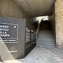 A sinistra la zona per l'installazione dell'ascensore, a fianco della scalinata