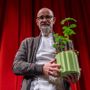 Enrico Crippa, chef di Piazza Duomo, con il Premio &quot;Dawn to Earth&quot; 2025: una pianta di rovere tartufigena