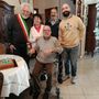 Elio Tavella, 100 anni, insieme ai familiari e al sindaco Gianni Donetto